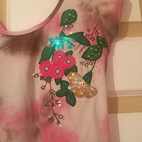 Top with the appliqué - Picture 2 of 5